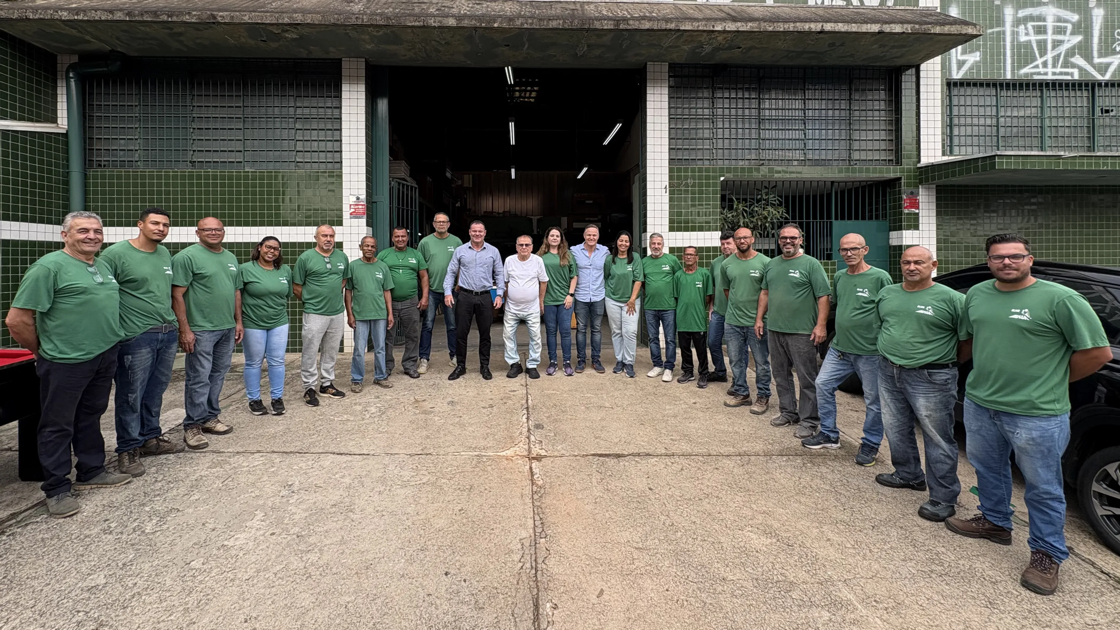 Equipe do Bilhar Brasa reunida na frente da fábrica em Campinas