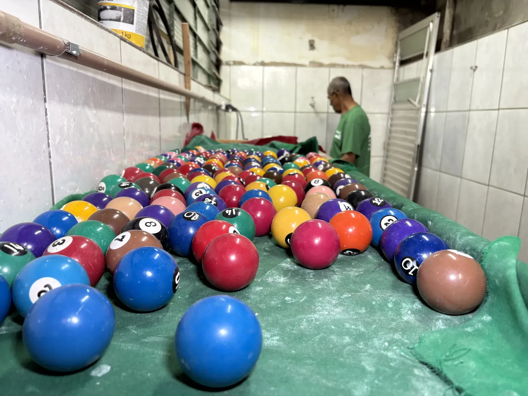 Oficina do Bilhar Brasa durante a fabricação de uma mesa