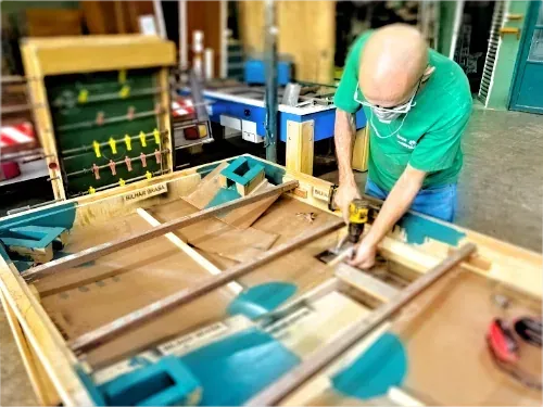 Equipe do Bilhar Brasa trabalhando na fabricação das mesas