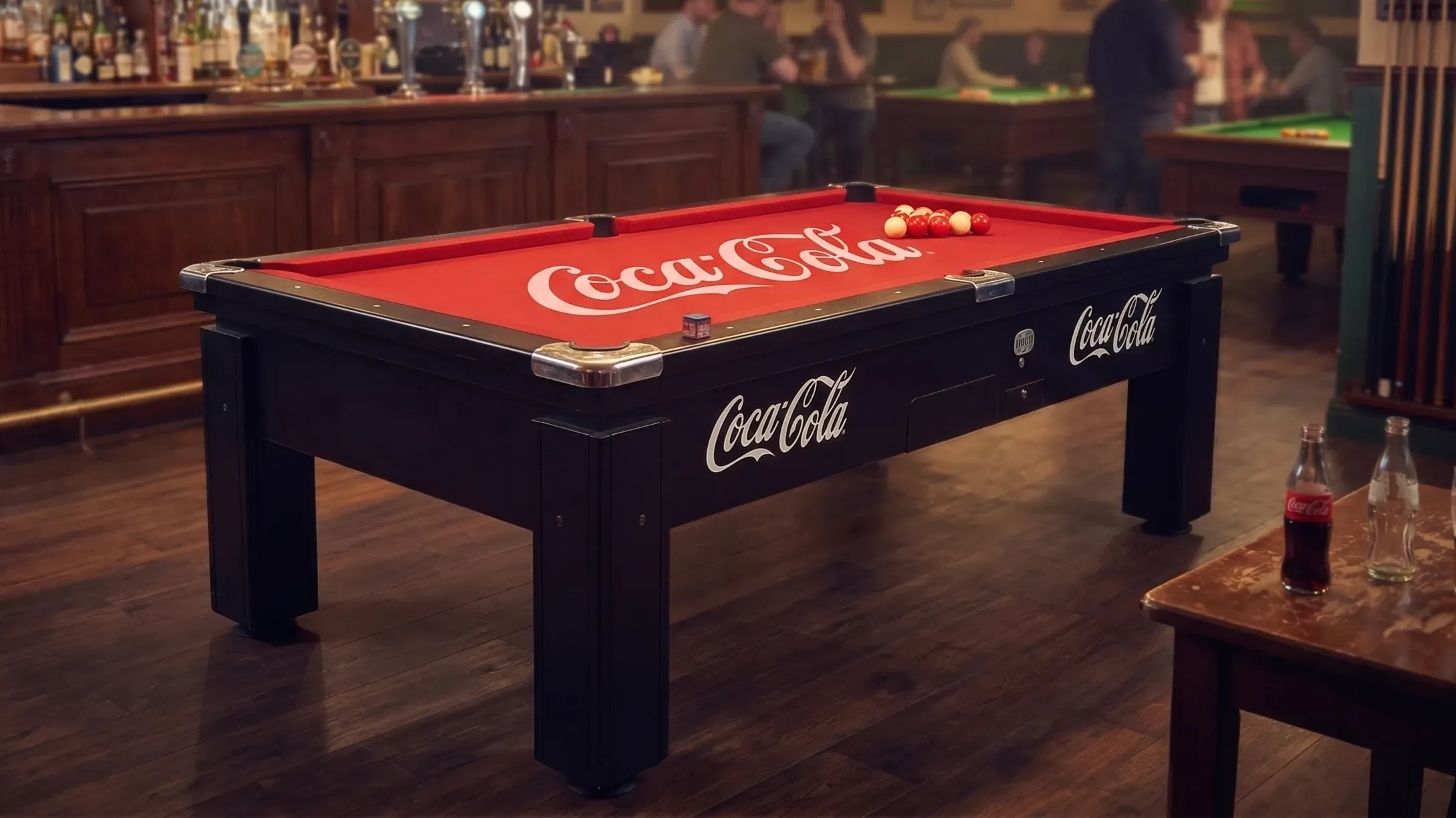 Mesa de bilhar com pano e corpo personalizados pela marca patrocinadora, instalada em um bar