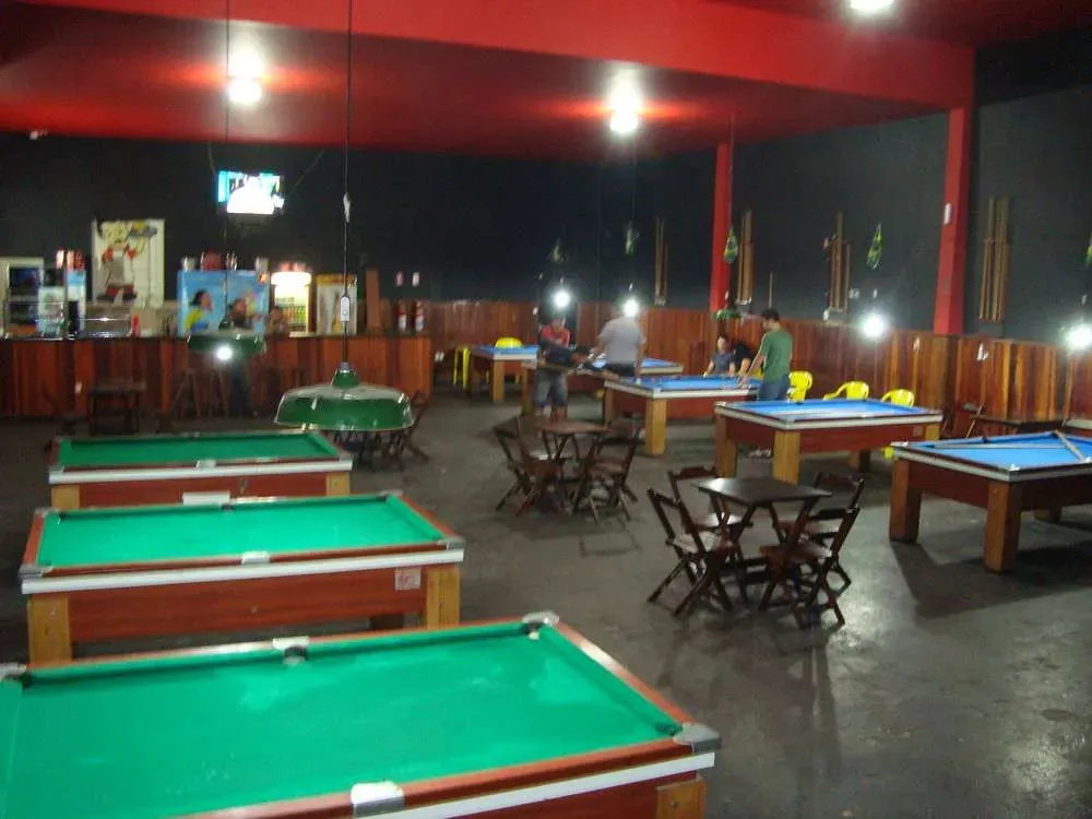 Mesa de bilhar instalada em bar parceiro do Bilhar Brasa
