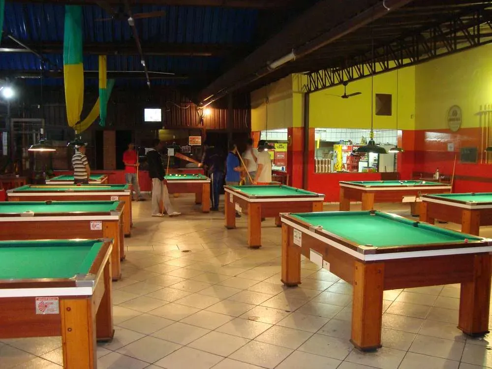 Mesa de bilhar instalada em bar parceiro do Bilhar Brasa