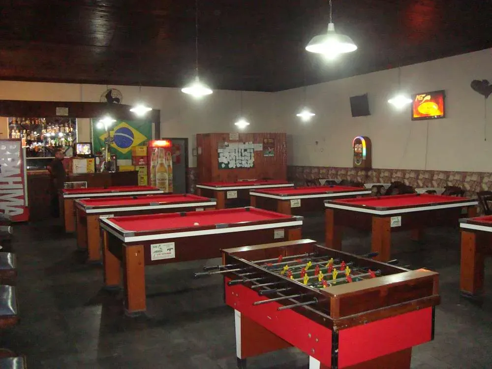 Mesa de bilhar instalada em bar parceiro do Bilhar Brasa