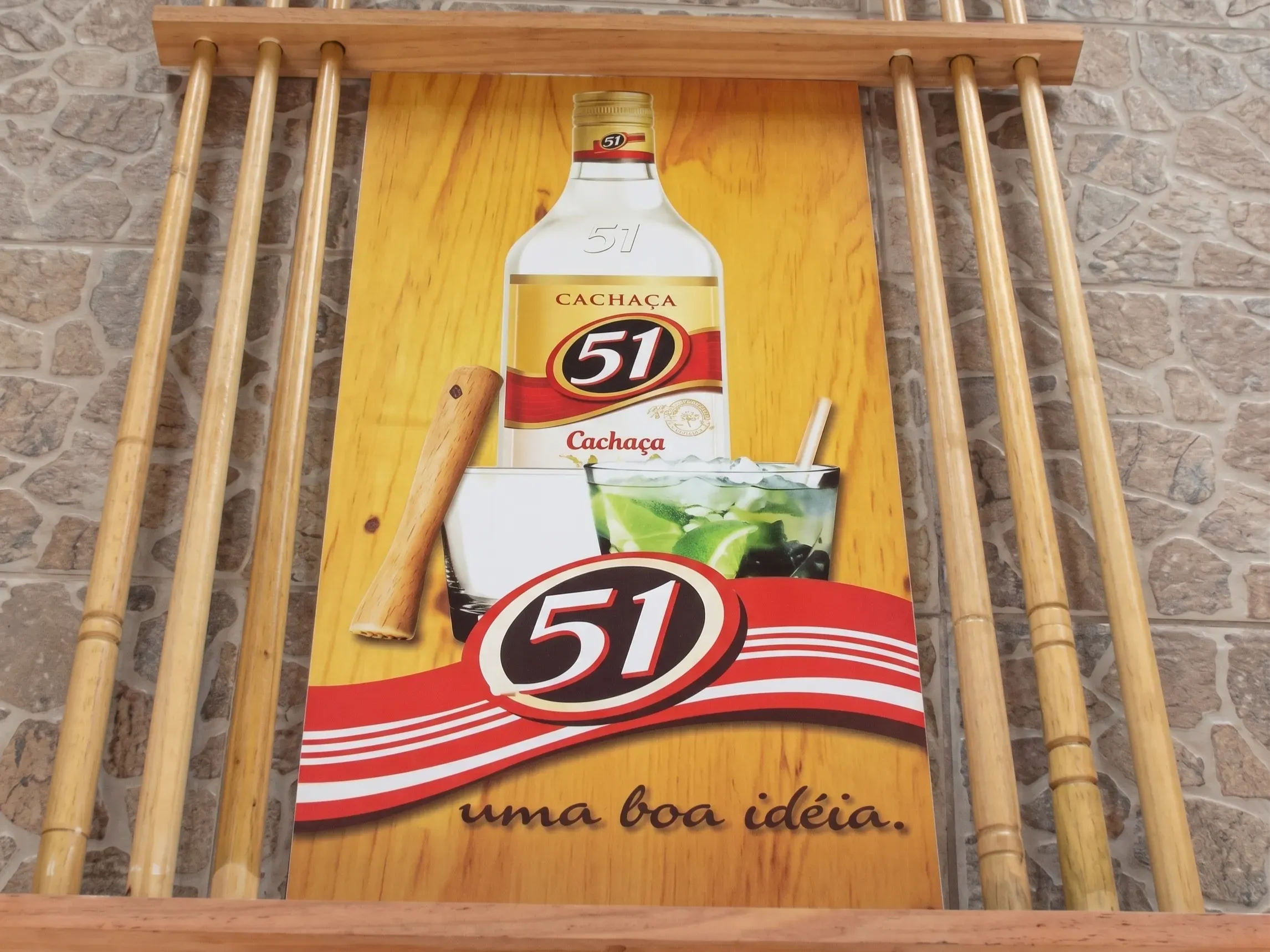 Taqueira do bar com a comunicação de uma marca patrocinadora entre os tacos