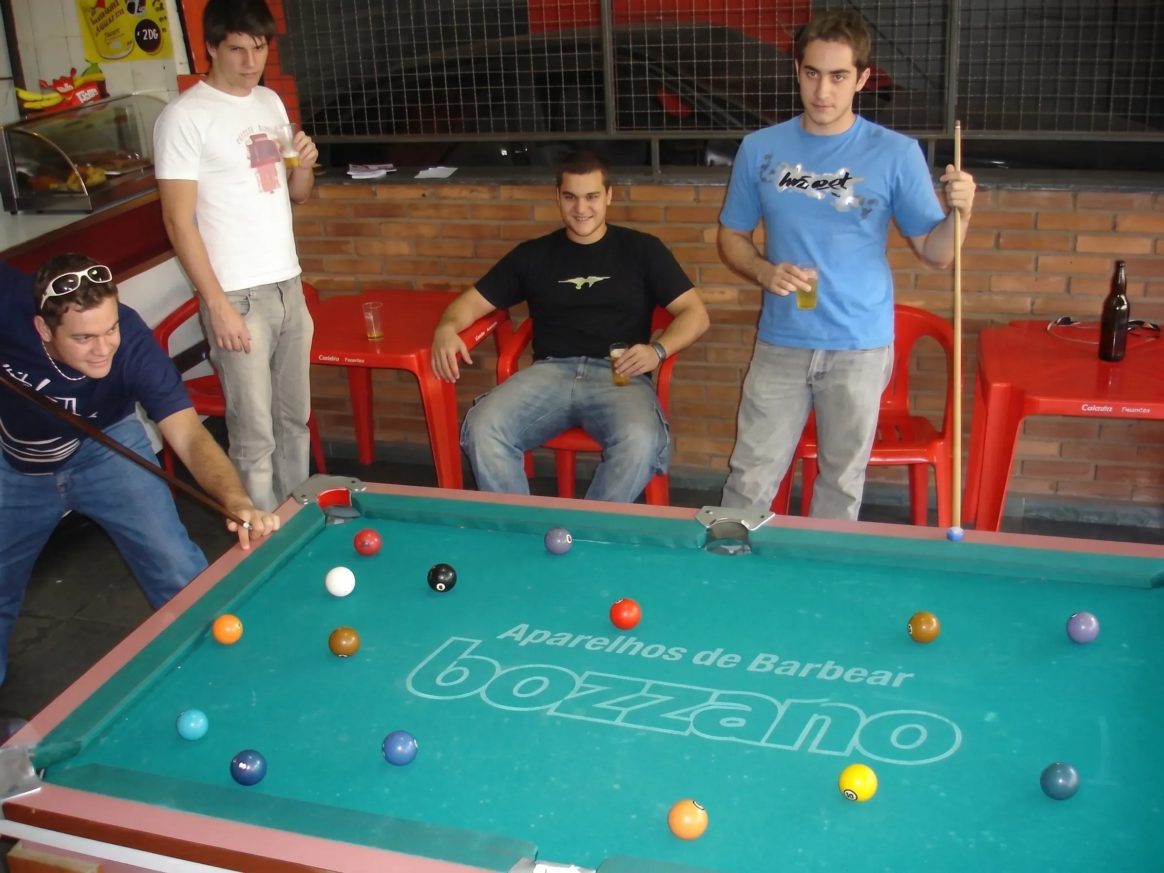 Mesa de bilhar com o feltro personalizado por uma marca de consumo