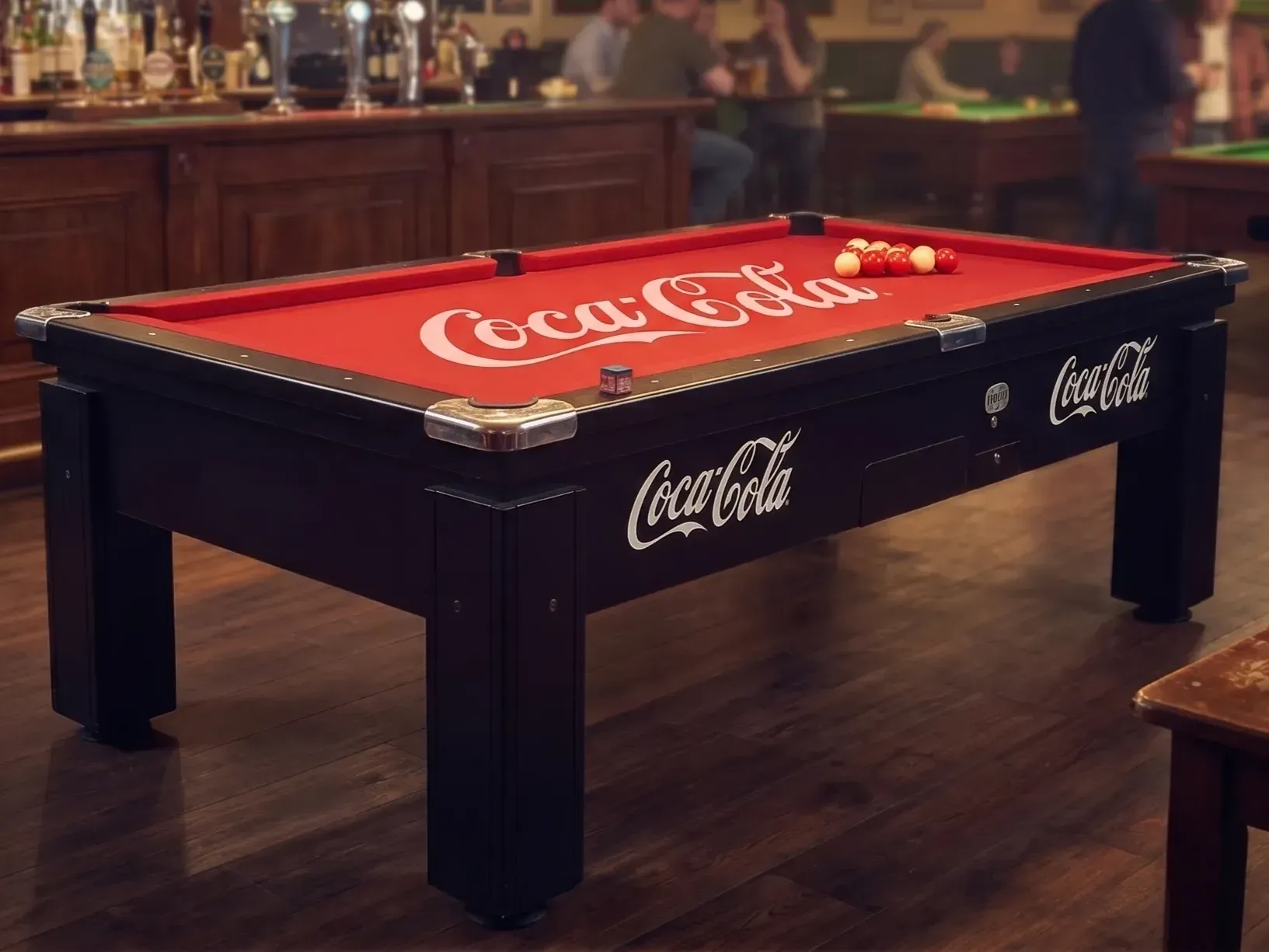 Mesa de bilhar com o feltro personalizado por uma marca, instalada num bar