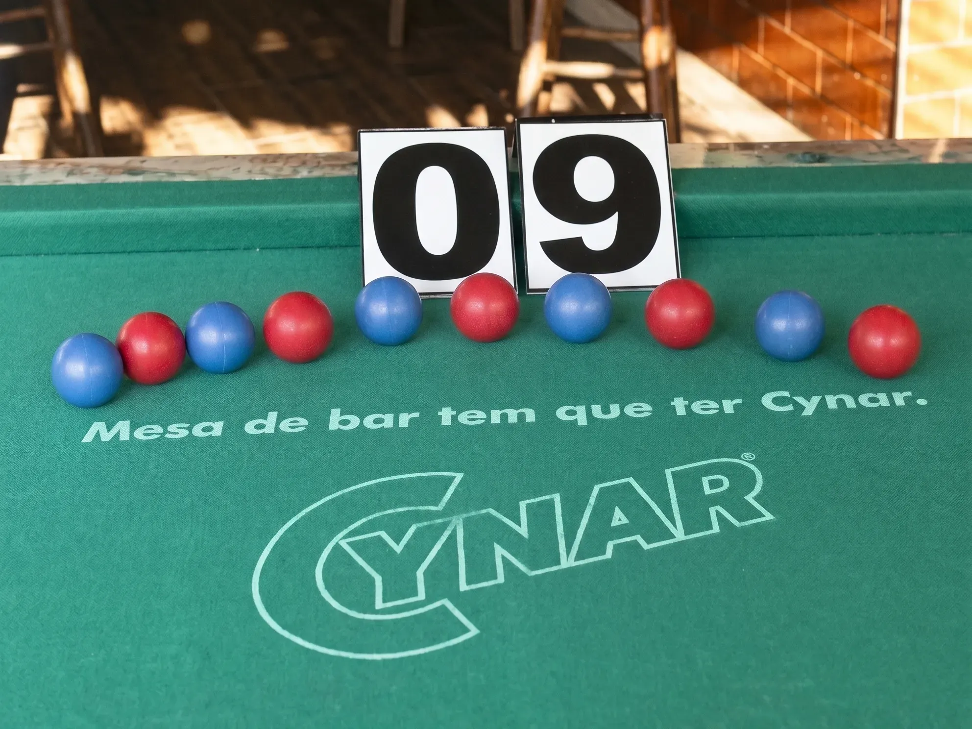 Mesa de bilhar com o feltro personalizado por uma marca de bebida